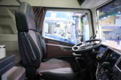 青岛解放鹰途 商务舱 柴油 680马力 6X4 一汽解放12档 AMT自动档 牵引车