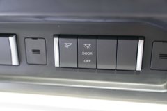 青岛解放鹰途 商务舱 柴油 680马力 6X4 一汽解放12档 AMT自动档 牵引车