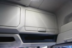 青岛解放鹰途 商务舱 柴油 680马力 6X4 一汽解放12档 AMT自动档 牵引车