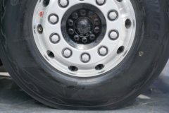 青岛解放鹰途 商务舱 柴油 680马力 6X4 一汽解放12档 AMT自动档 牵引车