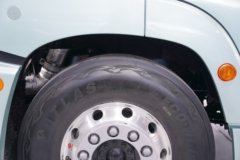 青岛解放鹰途 商务舱 柴油 680马力 6X4 一汽解放12档 AMT自动档 牵引车