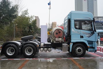 �������ó� ����Q500 14.8L LNG 560���� 6X4 ��ʿ��16�� AMT�Զ��� ǣ����ͼƬ