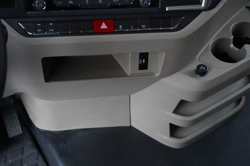 �������ó� ����Q500 14.8L LNG 560���� 6X4 ��ʿ��16�� AMT�Զ��� ǣ����ͼƬ