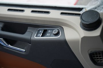 �������ó� ����Q500 14.8L LNG 560���� 6X4 ��ʿ��16�� AMT�Զ��� ǣ����ͼƬ