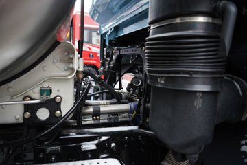 �������ó� ����Q500 14.8L LNG 560���� 6X4 ��ʿ��16�� AMT�Զ��� ǣ����ͼƬ