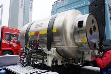 �������ó� ����Q500 14.8L LNG 560���� 6X4 ��ʿ��16�� AMT�Զ��� ǣ����ͼƬ