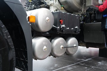 �������ó� ����Q500 14.8L LNG 560���� 6X4 ��ʿ��16�� AMT�Զ��� ǣ����ͼƬ