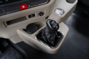 �������ó� ����Q500 14.8L LNG 560���� 6X4 ��ʿ��12�� ��ɫ ǣ����ͼƬ