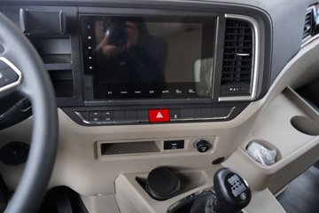 �������ó� ����Q500 14.8L LNG 560���� 6X4 ��ʿ��12�� ��ɫ ǣ����ͼƬ