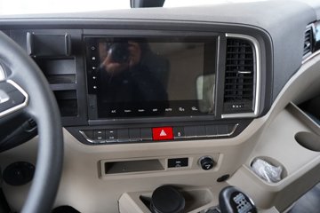 �������ó� ����Q500 14.8L LNG 560���� 6X4 ��ʿ��12�� ��ɫ ǣ����ͼƬ