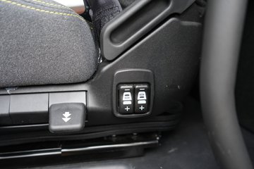 �������ó� ����Q500 14.8L LNG 560���� 6X4 ��ʿ��12�� ��ɫ ǣ����ͼƬ