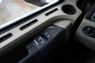 �������ó� ����Q500 14.8L LNG 560���� 6X4 ��ʿ��12�� ��ɫ ǣ����ͼƬ