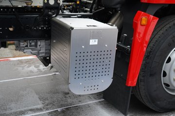�������ó� ����Q500 14.8L LNG 560���� 6X4 ��ʿ��12�� ��ɫ ǣ����ͼƬ