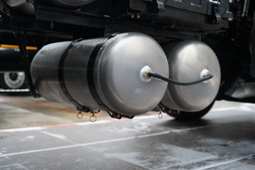 �������ó� ����Q500 14.8L LNG 560���� 6X4 ��ʿ��12�� ��ɫ ǣ����ͼƬ