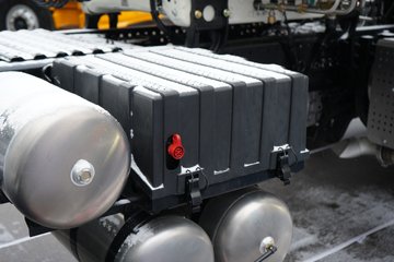 �������ó� ����Q500 14.8L LNG 560���� 6X4 ��ʿ��12�� ��ɫ ǣ����ͼƬ