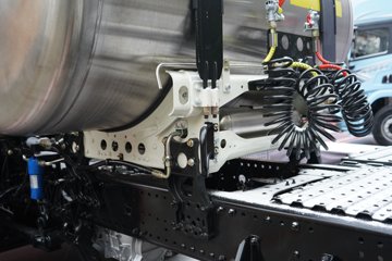 �������ó� ����Q500 14.8L LNG 560���� 6X4 ��ʿ��12�� ��ɫ ǣ����ͼƬ