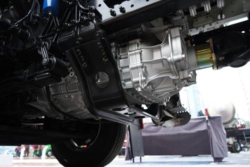 �������ó� ����Q500 14.8L LNG 560���� 6X4 ��ʿ��12�� ��ɫ ǣ����ͼƬ