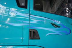 青岛解放 鹰腾 380马力 4X2 柴油 AMT自动档 6.8米冷藏车