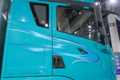 青岛解放 鹰腾 380马力 4X2 柴油 AMT自动档 6.8米冷藏车