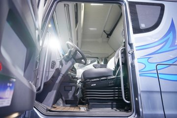 �ൺ��� ӥ�� ����� 15L LNG 600���� 8X4 һ�����12�� AMT�Զ��� 9.5�ײ�դʽ�ػ���ͼƬ