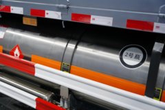 青岛解放 鹰航 智尊版 15L LNG 600马力 8X4 一汽解放12档 AMT自动档 9.5米仓栅式载货车 青岛解放 鹰航 智尊版 15L LNG 600马力 8X4 一汽解放12档 AMT自动档 9.5米仓栅式载货车