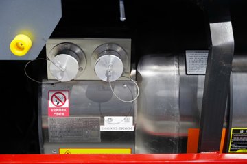 �ൺ��� ӥ�� ����� 15L LNG 600���� 8X4 һ�����12�� AMT�Զ��� 9.5�ײ�դʽ�ػ���ͼƬ