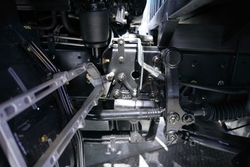 �ൺ��� ӥ�� ����� 15L LNG 600���� 8X4 һ�����12�� AMT�Զ��� 9.5�ײ�դʽ�ػ���ͼƬ