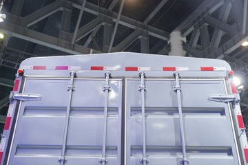 �ൺ��� ӥ�� ����� 15L LNG 600���� 8X4 һ�����12�� AMT�Զ��� 9.5�ײ�դʽ�ػ���ͼƬ