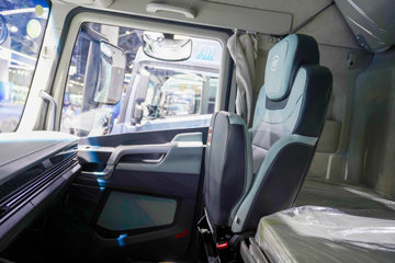 ���ӥ�� ������ 15L LNG 600���� 6X4 һ�����12�� AMT�Զ��� ǣ����ͼƬ