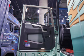 ���ӥ�� ������ 15L LNG 600���� 6X4 һ�����12�� AMT�Զ��� ǣ����ͼƬ