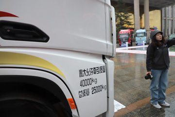 �������ó��Ӱ�S700 12.5L���� 600���� 6X4 ����12�� AMT�Զ��� ǣ����ͼƬ
