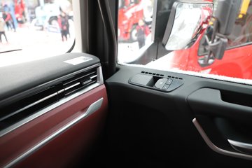 �������ó��Ӱ�S700 12.5L���� 600���� 6X4 ����12�� AMT�Զ��� ǣ����ͼƬ