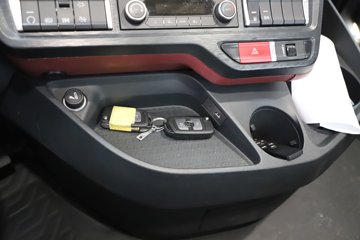 �������ó��Ӱ�S700 12.5L���� 600���� 6X4 ����12�� AMT�Զ��� ǣ����ͼƬ