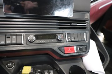 �������ó��Ӱ�S700 12.5L���� 600���� 6X4 ����12�� AMT�Զ��� ǣ����ͼƬ
