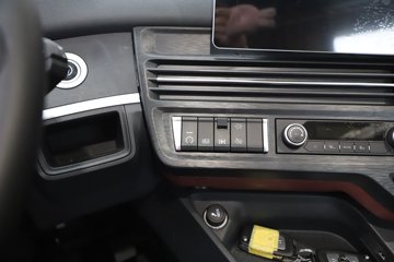 �������ó��Ӱ�S700 12.5L���� 600���� 6X4 ����12�� AMT�Զ��� ǣ����ͼƬ