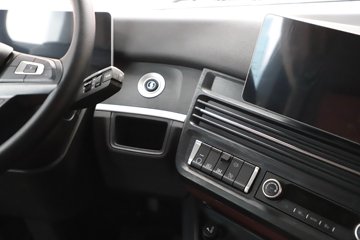 �������ó��Ӱ�S700 12.5L���� 600���� 6X4 ����12�� AMT�Զ��� ǣ����ͼƬ