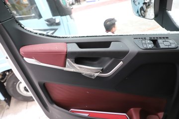 �������ó��Ӱ�S700 12.5L���� 600���� 6X4 ����12�� AMT�Զ��� ǣ����ͼƬ