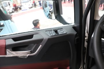�������ó��Ӱ�S700 12.5L���� 600���� 6X4 ����12�� AMT�Զ��� ǣ����ͼƬ