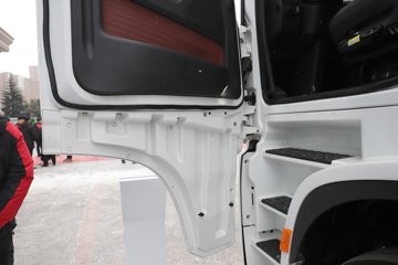 �������ó��Ӱ�S700 12.5L���� 600���� 6X4 ����12�� AMT�Զ��� ǣ����ͼƬ