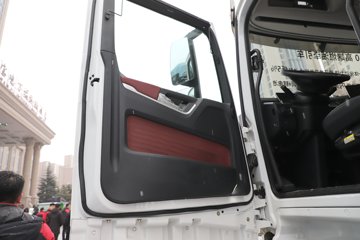 �������ó��Ӱ�S700 12.5L���� 600���� 6X4 ����12�� AMT�Զ��� ǣ����ͼƬ
