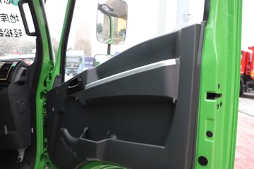 �������ó� ����G100 2.5L���� 155���� 4X2 ��ʿ��8�� 3.3�׵�����ж��ͼƬ