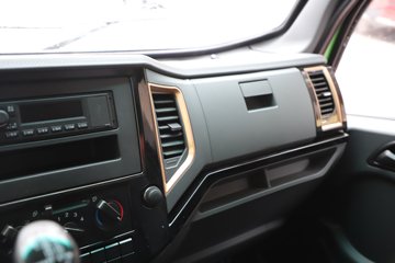 �������ó� ����G100 2.5L���� 155���� 4X2 ��ʿ��8�� 3.3�׵�����ж��ͼƬ