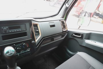 �������ó� ����G100 2.5L���� 155���� 4X2 ��ʿ��8�� 3.3�׵�����ж��ͼƬ