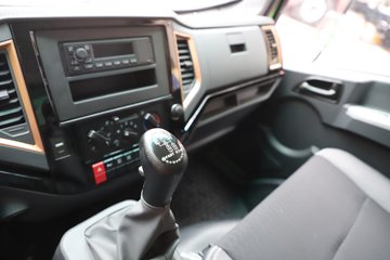 �������ó� ����G100 2.5L���� 155���� 4X2 ��ʿ��8�� 3.3�׵�����ж��ͼƬ