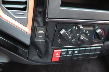 �������ó� ����G100 2.5L���� 155���� 4X2 ��ʿ��8�� 3.3�׵�����ж��ͼƬ