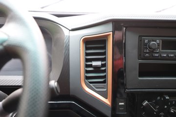 �������ó� ����G100 2.5L���� 155���� 4X2 ��ʿ��8�� 3.3�׵�����ж��ͼƬ