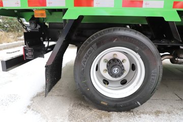 �������ó� ����G100 2.5L���� 155���� 4X2 ��ʿ��8�� 3.3�׵�����ж��ͼƬ