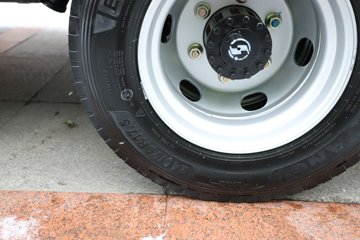 �������ó� ����G100 2.5L���� 155���� 4X2 ��ʿ��8�� 3.3�׵�����ж��ͼƬ