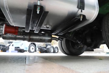 �������ó� ����G100 2.5L���� 155���� 4X2 ��ʿ��8�� 3.3�׵�����ж��ͼƬ