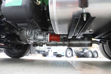 �������ó� ����G100 2.5L���� 155���� 4X2 ��ʿ��8�� 3.3�׵�����ж��ͼƬ